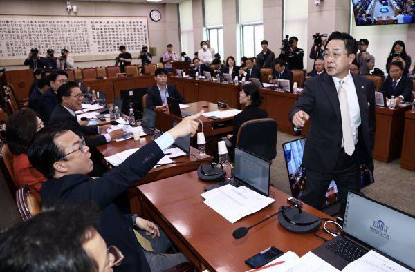지난달 30일 국회에서 열린 윤석열정권 정치검찰 조작기소 의혹사건 진상규명 국정조사특별위원회 전체회의에서 여야 의원들이 언쟁을 하고 있다. 뉴시스