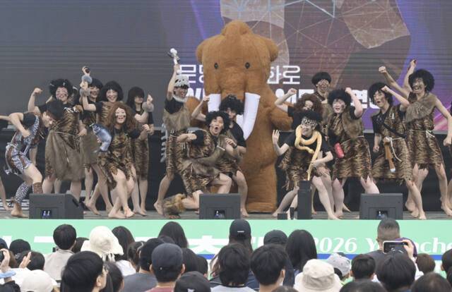 2일 개막한 제33회 연천 구석기 축제에서 원시인 퍼포머들이 개막을 알리고 있다. 조주현기자