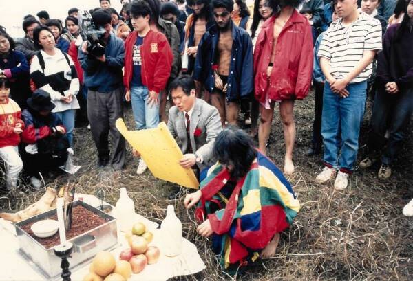 1993년 4월 1일 전곡선사문화축제에서 무세중의 ‘짐승인간의 현대 나들이’ 후 축시를 낭독하는 배기동 전 국립중앙박물관장. 전곡선사문화축제는 세계적으로 유명한 전곡 선사 유적을 지역주민들과 함께 문화를 즐길 수 있는 공간으로서 가치를 알리기 위해서 전곡구석기유적관의 개관을 기념하면서 시작됐다. 세계시민 포럼 누리집서 사진 발췌.