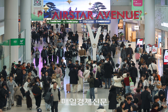 인천국제공항 1터미널 면세구역이 이용객들로 붐비는 모습. [한주형 기자]