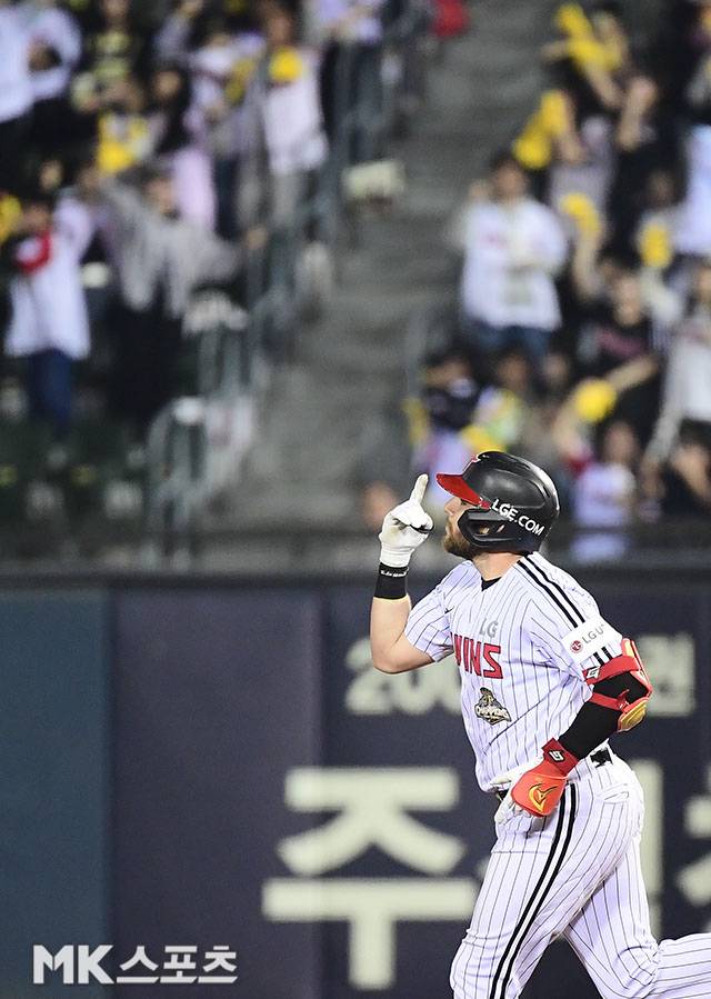 4월 14일 오후 서울 잠실구장에서 ‘2026 신한 SOL KBO 리그’ 롯데 자이언츠와 LG 트윈스 경기가 열렸다. 8회말 선두타자로 나온 LG 오스틴이 롯데 박정민을 상대로 시즌 5호 솔로홈런을 치고 그라운드를 돌고 있다. 사진=김영구 기자