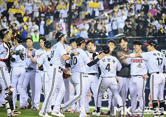 4월 14일 오후 서울 잠실구장에서 열린 ‘2026 신한 SOL KBO 리그’ 롯데 자이언츠와 LG 트윈스 경기에서 LG가 8회에 터진 오스틴의 결승홈런을 앞세워 2-1 승리, 8연승을 질주했다. 결승홈런을 친 LG 오스틴이 염경엽 감독과 승리의 기쁨을 나누고 있다. 사진=김영구 기자