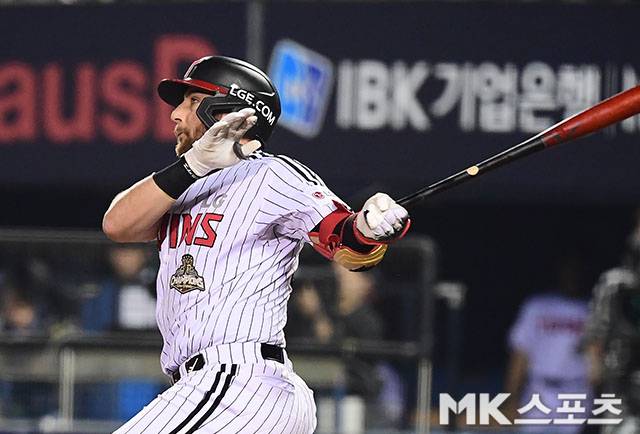 4월 14일 오후 서울 잠실구장에서 ‘2026 신한 SOL KBO 리그’ 롯데 자이언츠와 LG 트윈스 경기가 열렸다. 8회말 선두타자로 나온 LG 오스틴이 롯데 박정민을 상대로 시즌 5호 솔로홈런을 치고 있다. 사진=김영구 기자