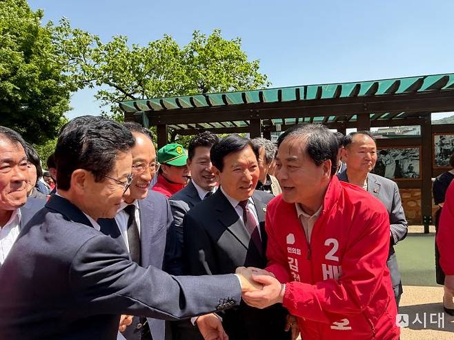 1일 배낙호 김천시장 예비후보(오른쪽)와 이철우 경북도지사(왼쪽)가 박정희 전 대통령 생가에서 만나 인사를 나누고 있다. /사진=박영우 기자