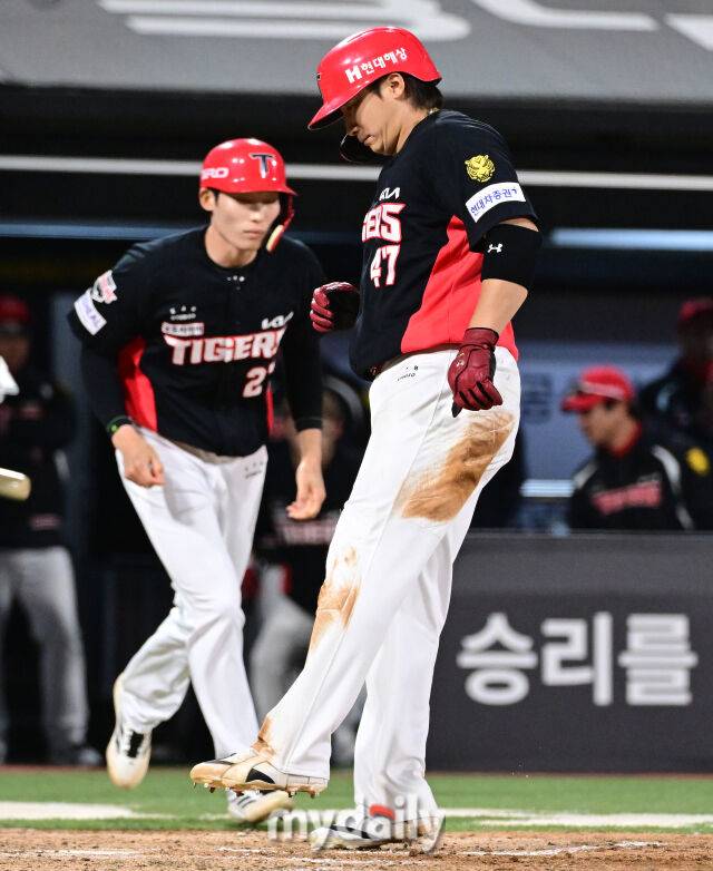 2026년 4월 22일 오후 경기도 수원KT위즈파크에서 열린 '2026 신한 SOL KBO리그' KIA 타이거즈와 KT 위즈의 경기. KT 3루 주자 나성범이 7회초 2사 만루서 KIA 김호령의 볼넷 때 홈을 밟으며 역전하고 있다./마이데일리