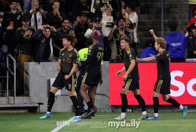 LAFC의 손흥민(왼쪽)이 2026년 4월 미국 LA에서 열린 톨루카와의 2026시즌 북중미축구연맹 챔피언스컵 4강 1차전에서 LAFC의 결승골 이후 환호하고 있다./게티이미지코리아