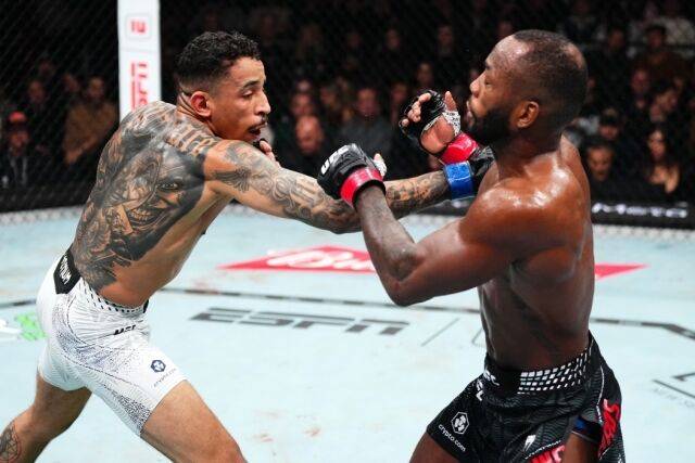 에드워즈(오른쪽)와 경기에서 펀치를 적중하는 프라치스. /UFC 제공