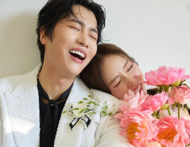 가수 신지와 7세 연하의 동료 문원이 오늘(2일) 서울 강남구 역삼동 라움아트센터에서 가족과 가까운 지인들을 초대해 백년가약을 맺는다. /신지 소셜미디어