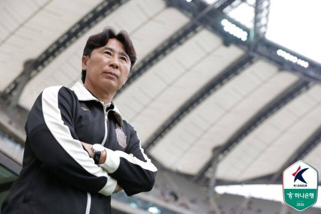 서울의 김기동 감독이 2일 오후 서울월드컵경기장에서 열린 김천상무와의 하나은행 K리그1 2026 11라운드에서 경기를 지켜보고 있다./프로축구연맹 제공