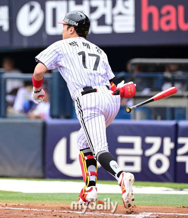 LG 박해민이 2일 오후 서울 잠실구장에서 열린 '2026 신한 SOL KBO리그' NC 다이노스와 경기 1회말 1사 만루서 우익수 희생플라이로 타점을 기록하고 있다./잠실=유진형 기자