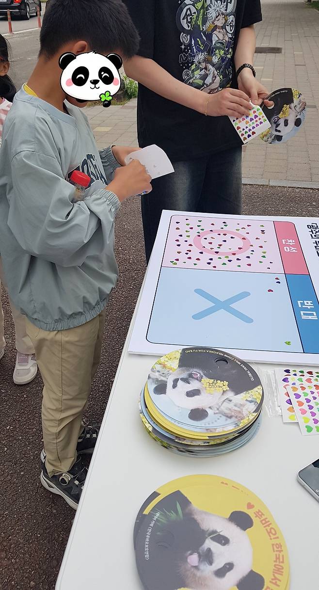 푸바오보호연합의 우치동물원 앞 캠페인에선 푸바오 귀환에 대한 찬반 여론조사도 진행됐다.[판다 스티커로 참가자 초상권을 보호]