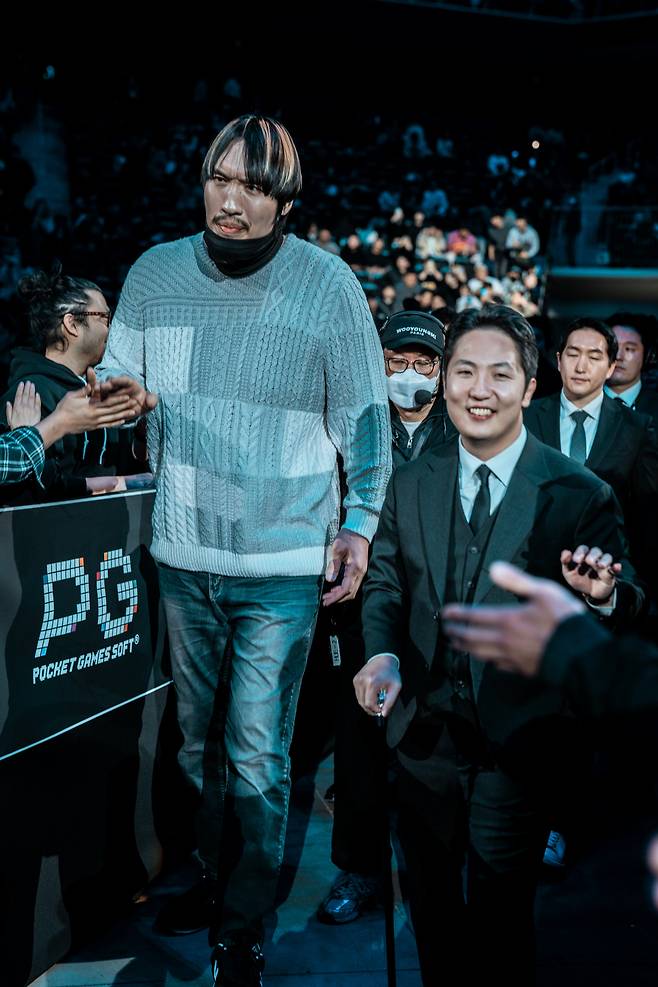 올 1월 인천 인스파이어 아레나에서 열린 블랙컴뱃 대회에서 최홍만(왼쪽)이 블랙컴뱃 박평화 대표와 함께 장내에 들어서고 있다.