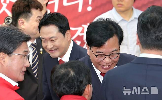 [부산=뉴시스] 하경민 기자 = 장동혁 국민의힘 대표와 송언석 원내대표 등 지도부가 2일 부산 부산진구의 한 건물에서 열린 박형준 부산시장 후보 선거사무실 개소식에 참석, 지역 의원들과 인사하고 있다.장 대표와 송 원내대표가 지선 후보 선거사무실 개소식에 참석한 것은 이번이 처음이다. 2026.05.02. yulnetphoto@newsis.com