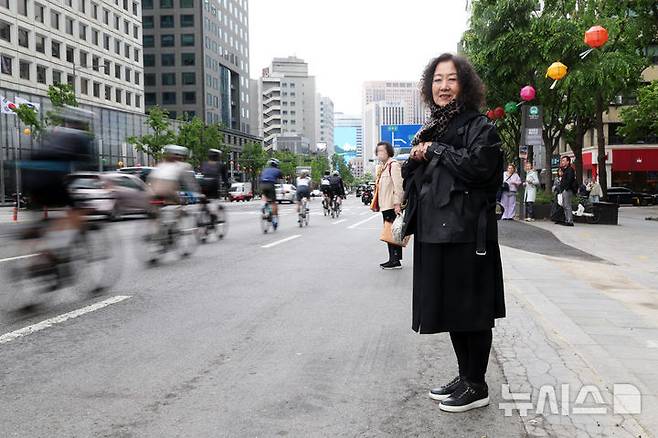 [서울=뉴시스] 박진희 기자 = 문정희 시인이 지난달 28일 서울 중구 숭례문 인근에서 사진 촬영을 하고 있다. 작가는 최근 시집 '늑대처럼 싱싱하게 울고 싶었다'를 출간했다. 2026.05.02. pak7130@newsis.com