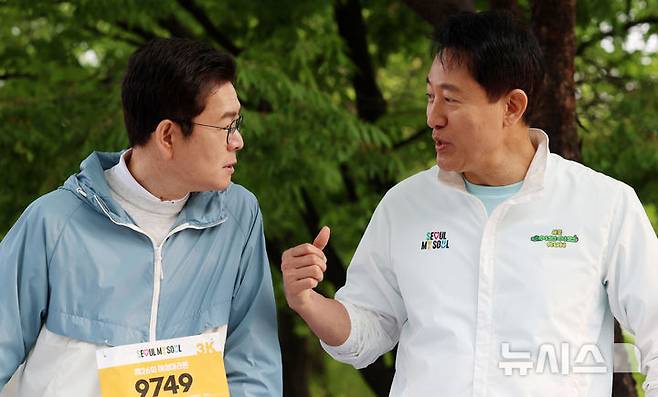 [서울=뉴시스] 조성우 기자 = 정원오(왼쪽) 더불어민주당 서울시장 후보와 오세훈 국민의힘 서울시장 후보가 2일 오전 서울 마포구 평화의공원 평화광장에서 열린 제26회 여성마라톤 대회에서 대화하고 있다. 2026.05.02. xconfind@newsis.com