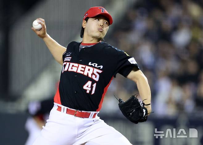 [서울=뉴시스] 이영환 기자 = 17일 오후 서울 송파구 잠실야구장에서 열린 2026 KBO리그 KIA 타이거즈와 두산 베어스의 경기, 7회말 KIA 황동하가 공을 던지고 있다. 2026.04.17. 20hwan@newsis.com