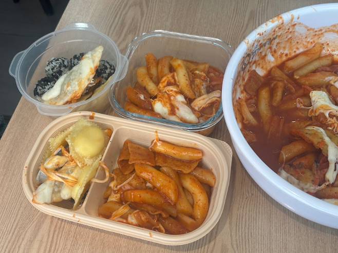 지역기반 중고거래 커뮤니티 플랫폼 '당근'의 한 '엽떡 소분 모임' 게시판에 올라온 인증 사진. 커뮤니티 캡처