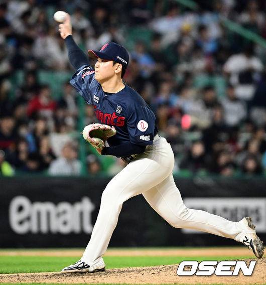 [OSEN=인천, 조은정 기자]1일 오후 인천 문학동 SSG랜더스필드에서 ‘2026 신한 SOL BANK KBO리그’ SSG 랜더스와 롯데 자이언츠의 경기가 진행됐다. 9회말 2사 1루에 마운드 오른 롯데 최준용이 역투하고 있다. 2026.05.01 /cej@osen.co.kr