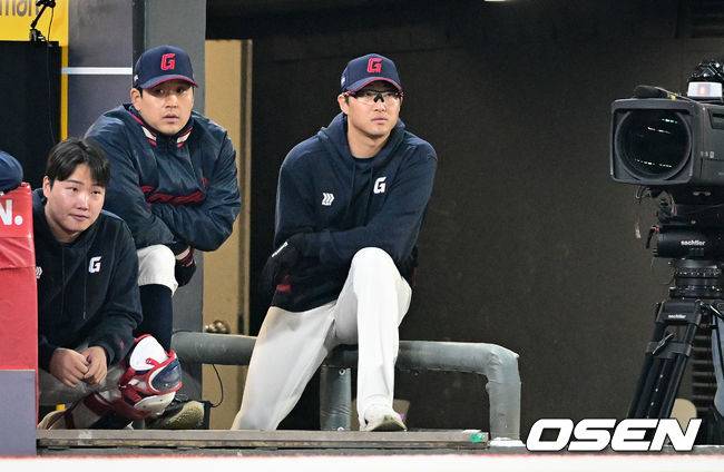 [OSEN=인천, 조은정 기자]1일 오후 인천 문학동 SSG랜더스필드에서 ‘2026 신한 SOL BANK KBO리그’ SSG 랜더스와 롯데 자이언츠의 경기가 진행됐다. 롯데 박세웅이 경기를 지켜보고 있다. 2026.05.01 /cej@osen.co.kr