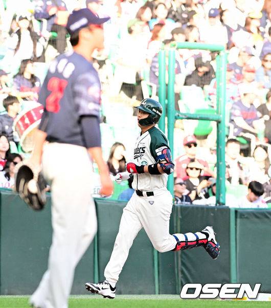 [OSEN=인천, 조은정 기자]1일 오후 인천 문학동 SSG랜더스필드에서 ‘2026 신한 SOL BANK KBO리그’ SSG 랜더스와 롯데 자이언츠의 경기가 진행됐다. 2회말 1사에서 SSG 조형우가 솔로 홈런을 날린 뒤 그라운드를 돌고 있다. 2026.05.01 /cej@osen.co.kr