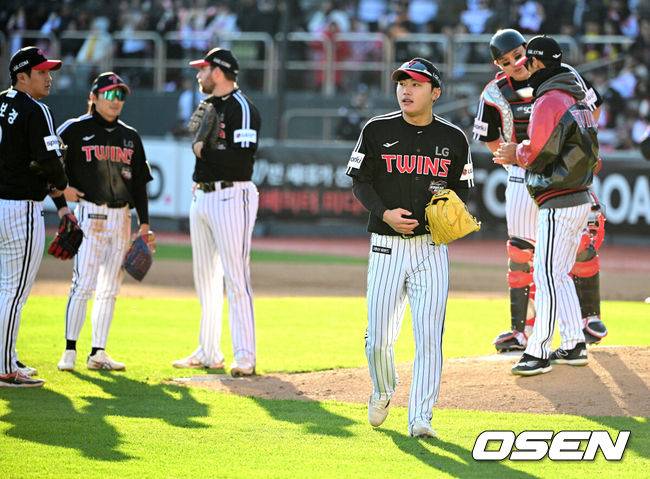 [OSEN=수원, 지형준 기자] 11일 수원 KT위즈파크에서 ‘2023 신한은행 SOL KBO 포스트시즌 한국시리즈’ 4차전 KT 위즈와 LG 트윈스의 경기가 열렸다. LG가 5-1로 앞선 6회말 2사 1루에서 LG 김윤식이 교체되고 있다. 2023.11.11 /jpnews@osen.co.kr