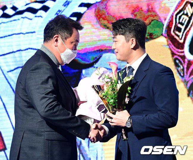 [OSEN=최규한 기자] KBO리그 세이브상을 수상한 LG 고우석이 차명석 단장의 축하를 받고 있다. 2022.11.17 / dreamer@osen.co.kr