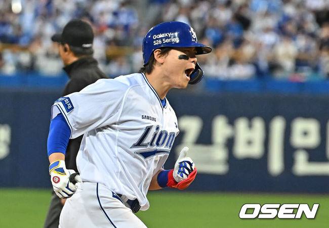 [OSEN=대구, 이석우 기자] 1일 대구삼성라이온즈파크에서 2026 신한 SOL KBO 리그 삼성 라이온즈와 한화 이글스의 경기가 열렸다. 홈팀 삼성은 원태인이, 방문팀 한화는 에르난데스가 선발 출전했다. 삼성 라이온즈 박승규가 7회말 2사 2루 좌월 역전 2점 홈런을 치고 환호하고 있다. 2026.05.01 / foto0307@osen.co.kr
