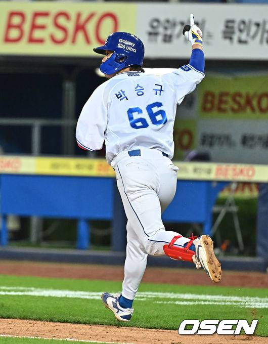 [OSEN=대구, 이석우 기자] 1일 대구삼성라이온즈파크에서 2026 신한 SOL KBO 리그 삼성 라이온즈와 한화 이글스의 경기가 열렸다. 홈팀 삼성은 원태인이, 방문팀 한화는 에르난데스가 선발 출전했다. 삼성 라이온즈 박승규가 7회말 2사 2루 좌월 역전 2점 홈런을 치고 세리머니를 하고 있다. 2026.05.01 / foto0307@osen.co.kr