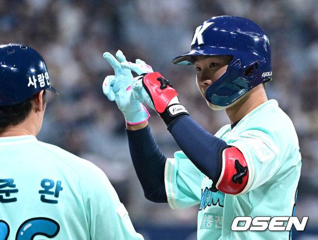 [OSEN=고척, 최규한 기자] 2일 서울 고척스카이돔에서 ‘2026 신한 SOL KBO리그’ 키움 히어로즈와 두산 베어스의 경기가 열렸다.홈팀 키움은 안우진, 방문팀 두산은 웨스 벤자민을 선발투수로 내세웠다. 4회말 1사 2, 3루 상황 키움 권혁빈이 역전 2타점 적시타를 날리고 1루에 안착해 기뻐하고 있다. 2026.05.02 / dreamer@osen.co.kr