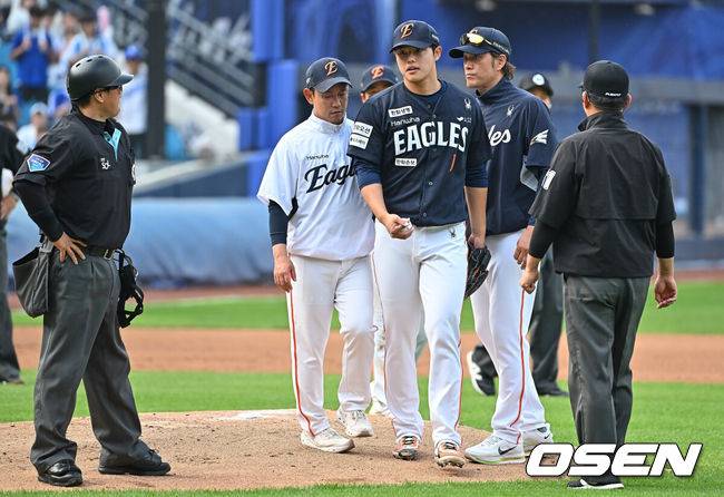 [OSEN=대구, 이석우 기자] 2일 대구삼성라이온즈파크에서 2026 신한 SOL KBO 리그 삼성 라이온즈와 한화 이글스의 경기가 열렸다. 홈팀 삼성은 장찬희가, 방문팀 한화는 문동주가 선발 출전했다. 한화 이글스 선발 투수 문동주가 1회말 교체되고 있다. 2026.05.02 / foto0307@osen.co.kr