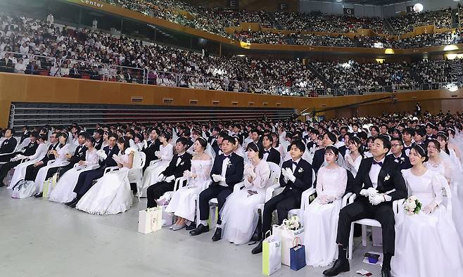국제합동축복결혼식에 참석한 신랑신부들이 무대를 바라보고 있다.