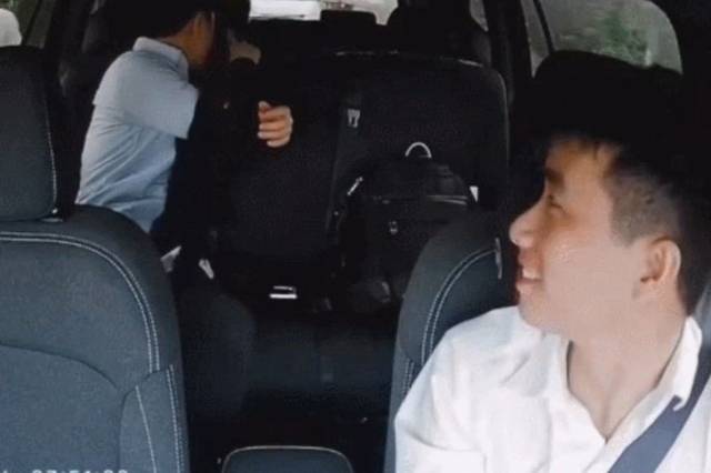 베트남 하노이의 택시 내부에서 한국인 승객이 기사의 다섯 살 딸을 발견하고 환하게 웃으며 인사를 건네고 있다. SNS 캡처(가족 제공)