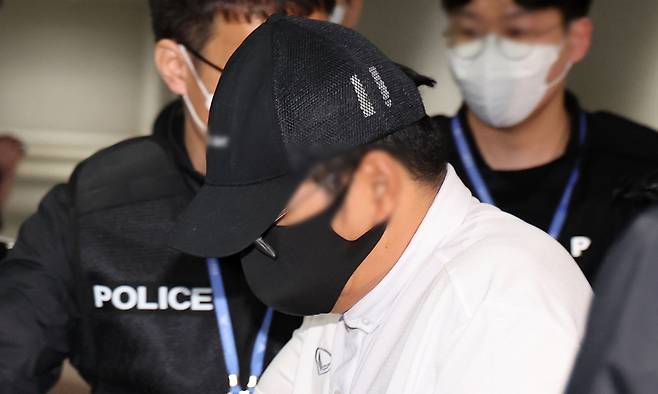 마약공급책 청담사장 최모(51)씨가&nbsp;1일 인천국제공항에서 경기남부경찰청으로 송환되고 있다.&nbsp; &nbsp; 뉴시스