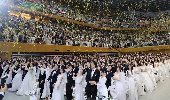 70개국 2100쌍 국제합동축복결혼식에 참석한 신랑신부의 하객들. 세계평화통일가정연합 제공