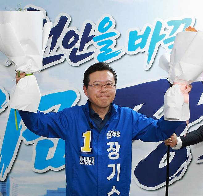 더불어민주당 천안시장후보로 최종 선출된 장기수 후보가 지난달 30일 최종 경선결과가 발표되자 축하 꽃다발을 받아 들고 눈시울을 붉혔다.