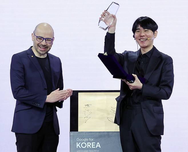 이세돌 사범이 29일 서울 중구 웨스틴조선호텔에서 열린 구글 포 코리아 2026 행사에 참석해 바둑판에 서명한 뒤 데미스 하사비스 구글 딥마인드 공동 창업자 및 CEO로 부터 감사패를 받고 있다. 이재문 기자