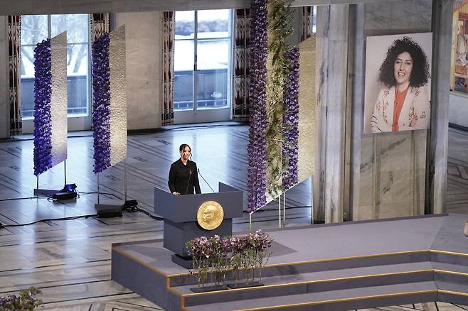 나르게스 모하마디의 딸 키아나 라흐마니가 2023년 12월 10일 노르웨이 오슬로 시청에서 열린 노벨평화상 시상식에 대신 참석해 연설하고 있다. 연합뉴스