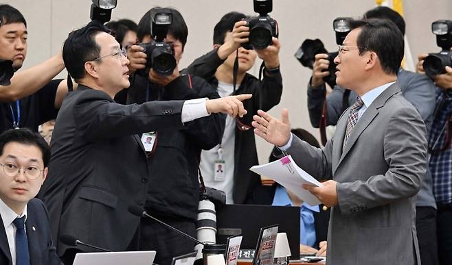 ‘윤석열 정권 정치검찰 조작기소 의혹 사건 진상규명 국정조사특별위원회’ 활동 종료일인 30일 서울 여의도 국회에서 열린 특위 전체회의에서 박성준(왼쪽) 여당 간사와 김형동 야당 간사가 충돌하고 있다. 오승현 기자