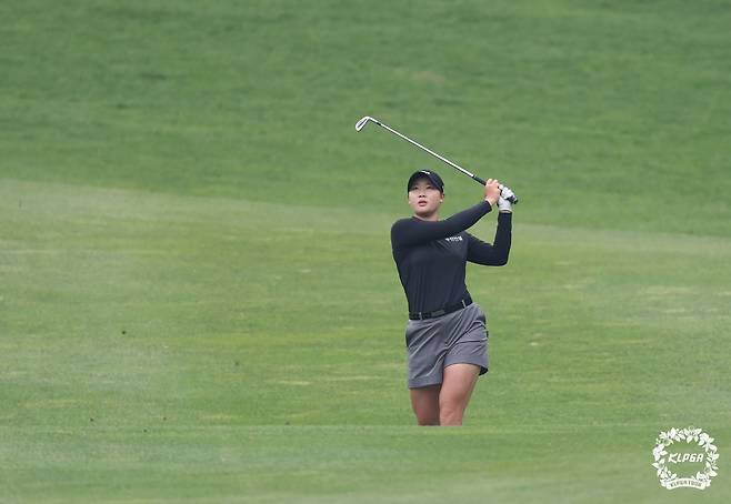 아이언 샷을 하고 있는 김민솔. 사진 제공=KLPGA
