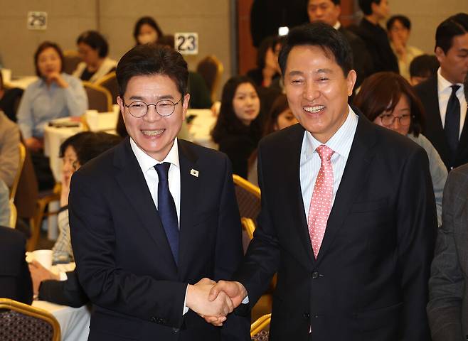 오세훈 국민의힘 서울시장 후보(오른쪽)와 정원오 더불어민주당 서울시장 후보가 지난달 22일 용산구 백범김구기념관에서 열린 서울시사회복지사협회 창립 40주년 기념행사에서 만나 인사를 하고 있다. ⓒ연합뉴스