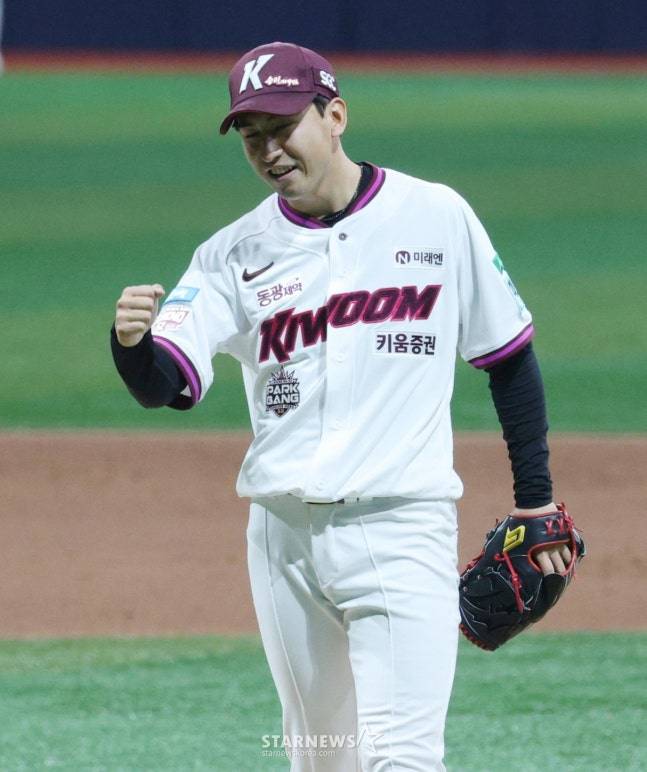 2026 신한 SOL KBO리그 키움 히어로즈 대 삼성 라이온즈 경기가 26일 서울 고척스카이돔에서 열렸다.  키움 유토가 경기를 매조지한 후 기뻐하고 있다. /사진=김진경 대기자