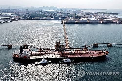 중국 칭다오의 오일 터미널 [AFP 연합뉴스 자료사진]
