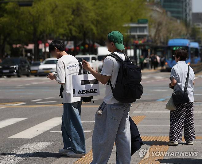 이제는 반팔 [연합뉴스 자료사진]