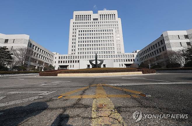 법사소위 통과한 재판소원법…대법원 상황은? (서울=연합뉴스) 김성민 기자 = 법원 재판에 대해 헌법소원을 제기할 수 있도록 한 '재판소원법'이 11일 국회 법제사법위원회 법안심사1소위원회를 통과했다.
    사진은 12일 서울 서초구 대법원 청사의 모습. 2026.2.12 ksm7976@yna.co.kr