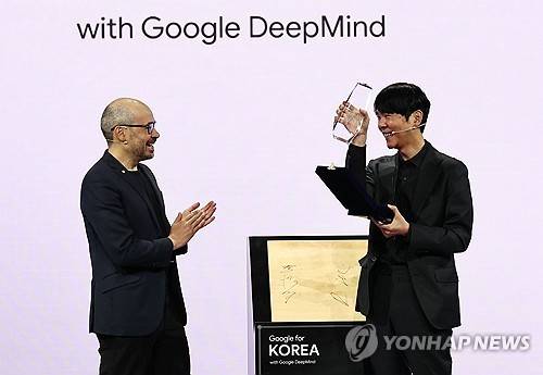 데미스 허사비스로부터 감사패 받는 이세돌 (서울=연합뉴스) 김인철 기자 = 29일 서울 중구 웨스틴 조선호텔에서 열린 구글 포 코리아 2026에서 데미스 허사비스 구글 딥마인드 최고경영자(CEO)로부터 감사패를 전달받은 이세돌 사범 겸 UNIST 특임교수가 포즈를 취하고 있다. 2026.4.29
yatoya@yna.co.kr