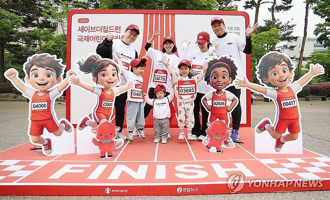 모두 함께 찰칵 (서울=연합뉴스) 김성민 기자 = 2일 서울 영등포구 여의도공원에서 열린 '2026 세이브더칠드런 국제어린이마라톤대회'에서 참가자들이 기념 촬영을 하고 있다.
    이번 대회는 국제아동권리 비정부기구(NGO) 세이브더칠드런과 국가기간뉴스통신사 연합뉴스가 공동 주최했다. 2026.5.2 ksm7976@yna.co.kr