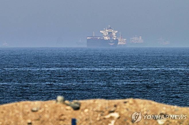 호르무즈 해협을 지나는 화물선 [AP 연합뉴스 자료사진]