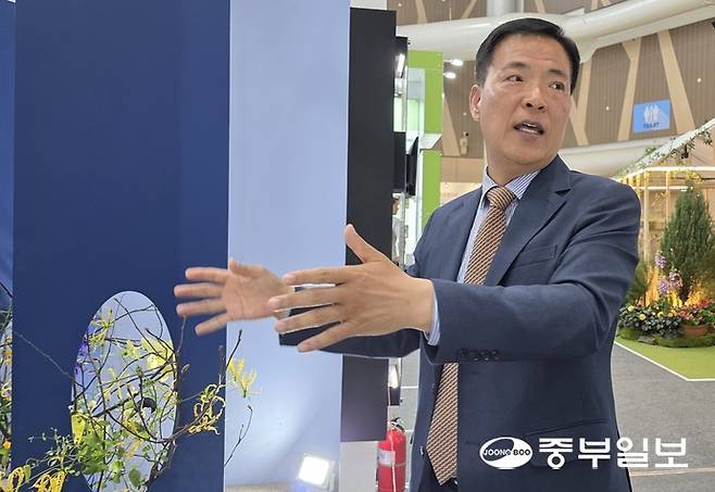 유신호 고양국제박람회재단 운영본부장이 2026고양국제꽃박람회가 진행 중인 실내 화훼전시관에서 브리핑 중이다. 김태훈 기자