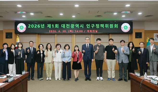 2026년 제1회 대전시 인구정책위원회(위원장 유득원 대전시 행정부시장) 위원 위촉식과 인구정책위원회 회의가 4월30일 오후 2시 대전시청 5층 대회의실에서 열렸다. 이날 유득원 대전시 인구정책위원회 위원장은 25명의 인구정책위원들에게 위촉장을 수여했다. 사진=대전시 제공