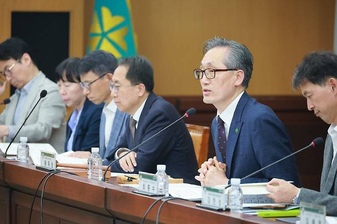 제3기 인구정책위원회 당연직 위원들이 유득원 위원장의 인사말을 경청하고 있다.    사진=대전시 제공